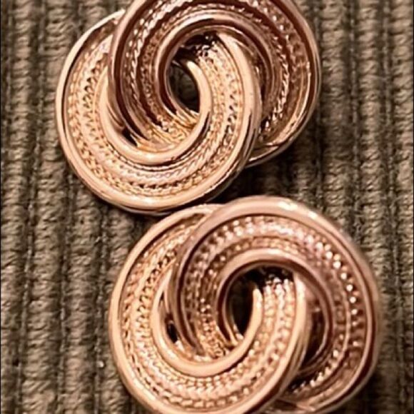 4 pair of  gold colored earrings Swirly & sophisticated EVC - Picture 10 of 11
